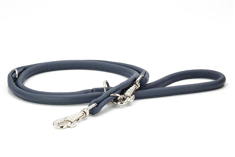 Rundgenähte Hundeleine aus jeansfarbenem  Leder von Maul, 2 Meter lang, handgefertigt mit silberfarbenen Beschlägen.
