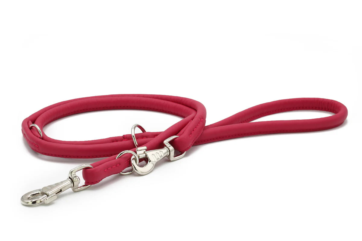 Rundgenähte Hundeleine aus rotem Leder von Maul, 2 Meter lang, handgefertigt mit silberfarbenen Beschlägen.
