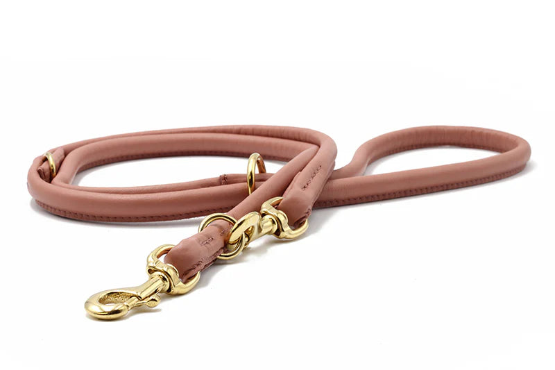 Rundgenähte Hundeleine aus altrosa Leder von Maul, 1,2 Meter lang oder 2 Meter lang handgefertigt mit goldfarbenen Beschlägen.
