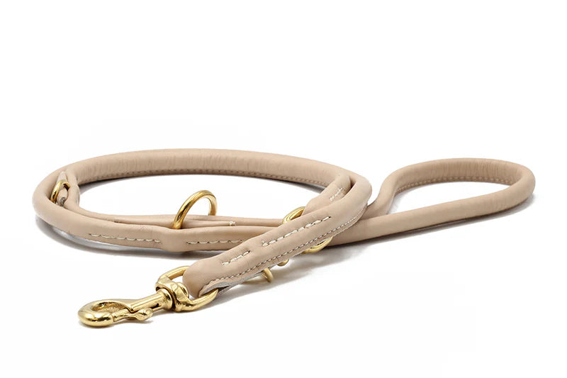 Rundgenähte Hundeleine aus elfenbeinfarbenem Leder von Maul, 2 Meter lang, handgefertigt mit goldfarbenen Beschlägen.
