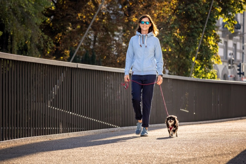 Frau mit Hund an der Leine