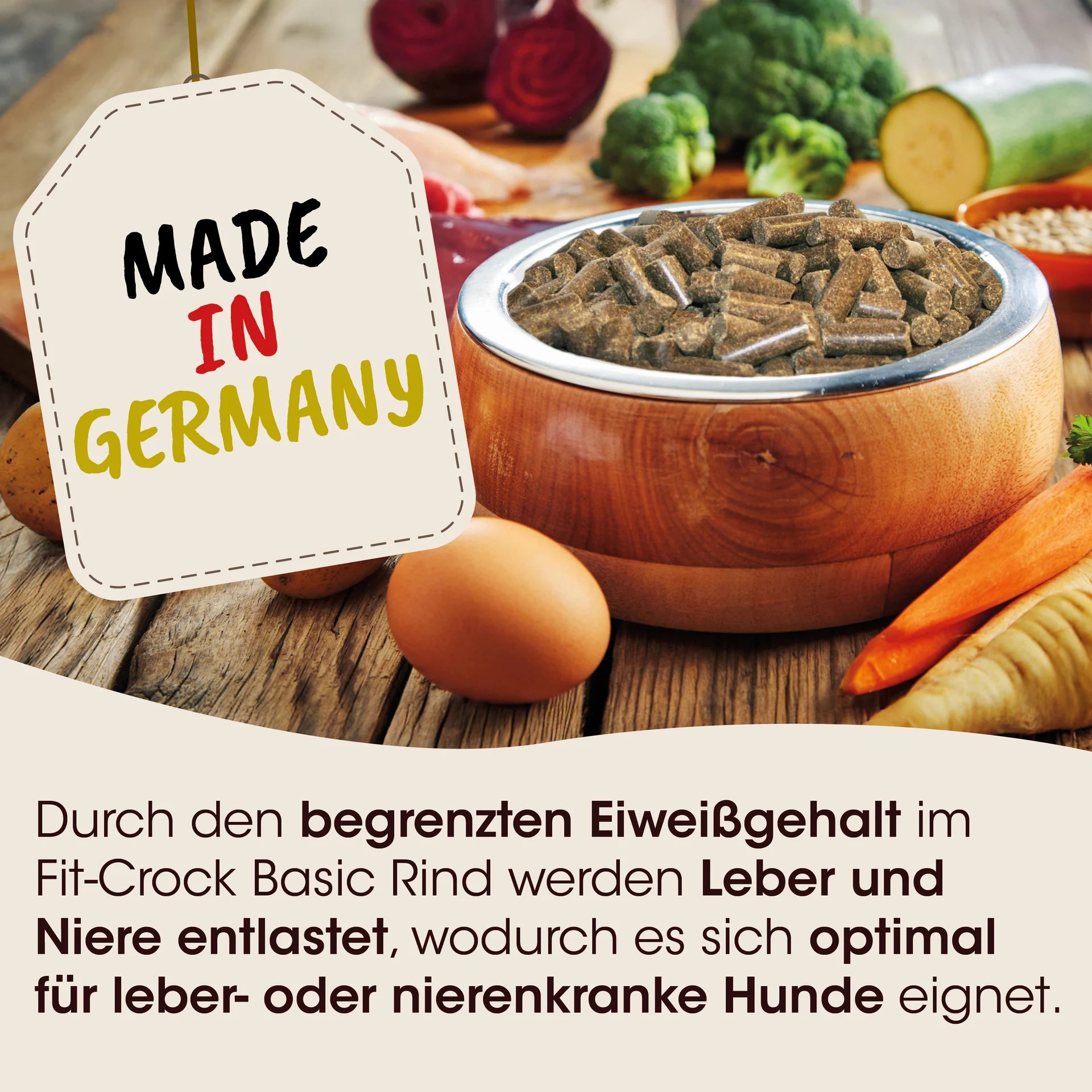 Schale mit Hundefutter Pellets auf Holzbrett mit Gemüse und Label Made in Germany