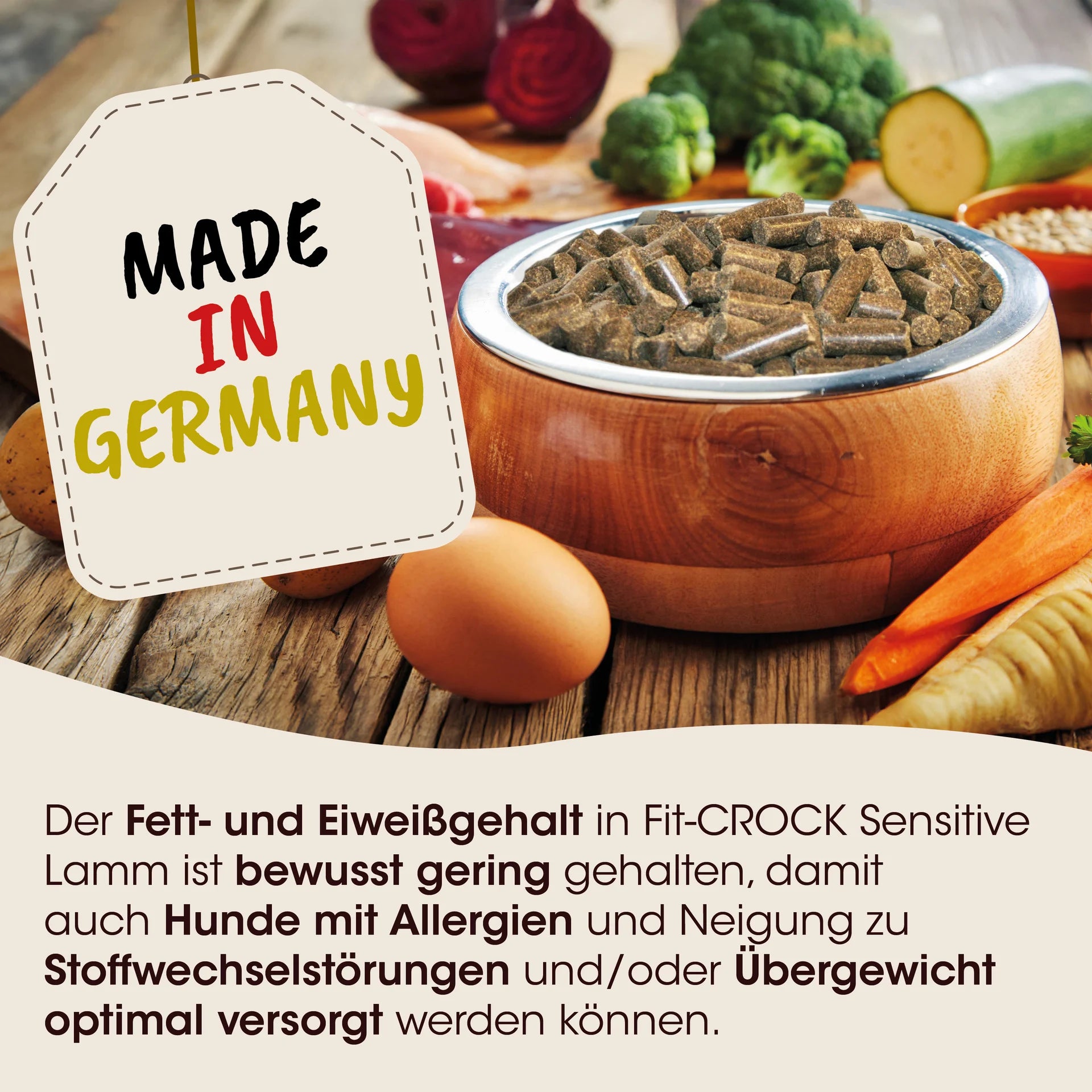 Schale mit Pellets auf Holzbrett mit Gemüse drapiert und Label Made in Germany
