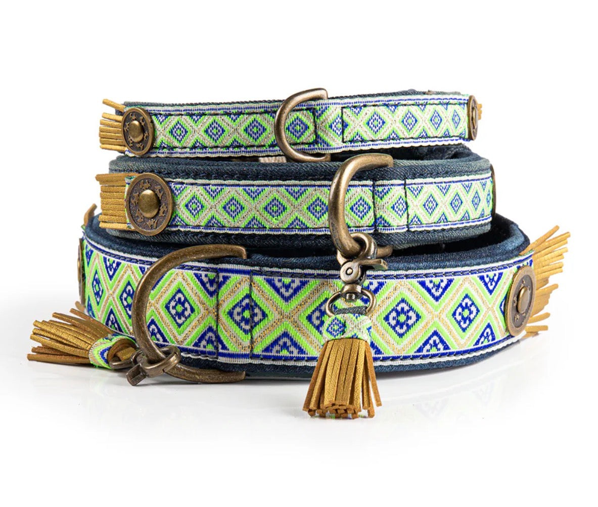 drei Hundehalsbänder aufeinander gestapelt