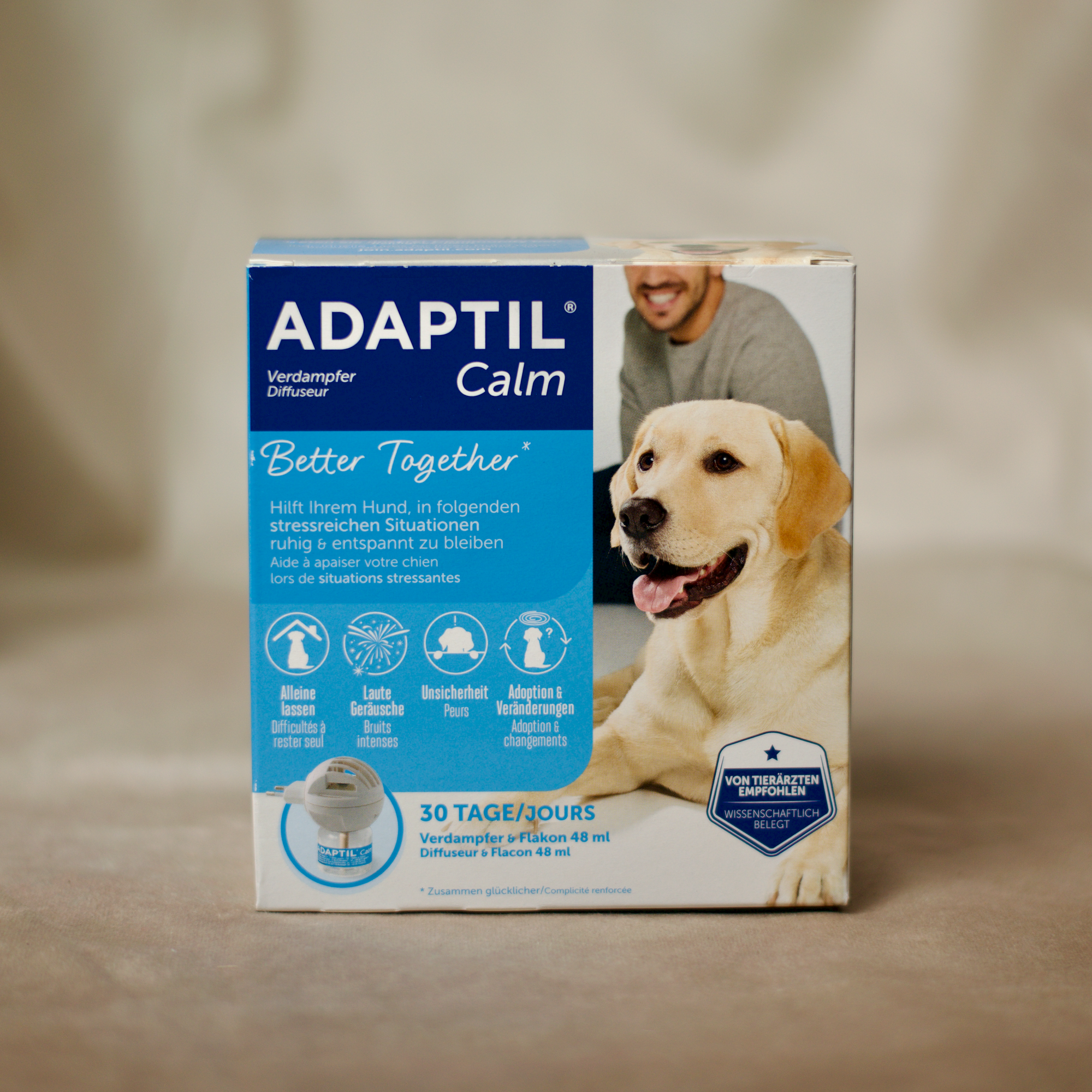 Karton mit Adaptil Calm Verdampfer und heller Hund