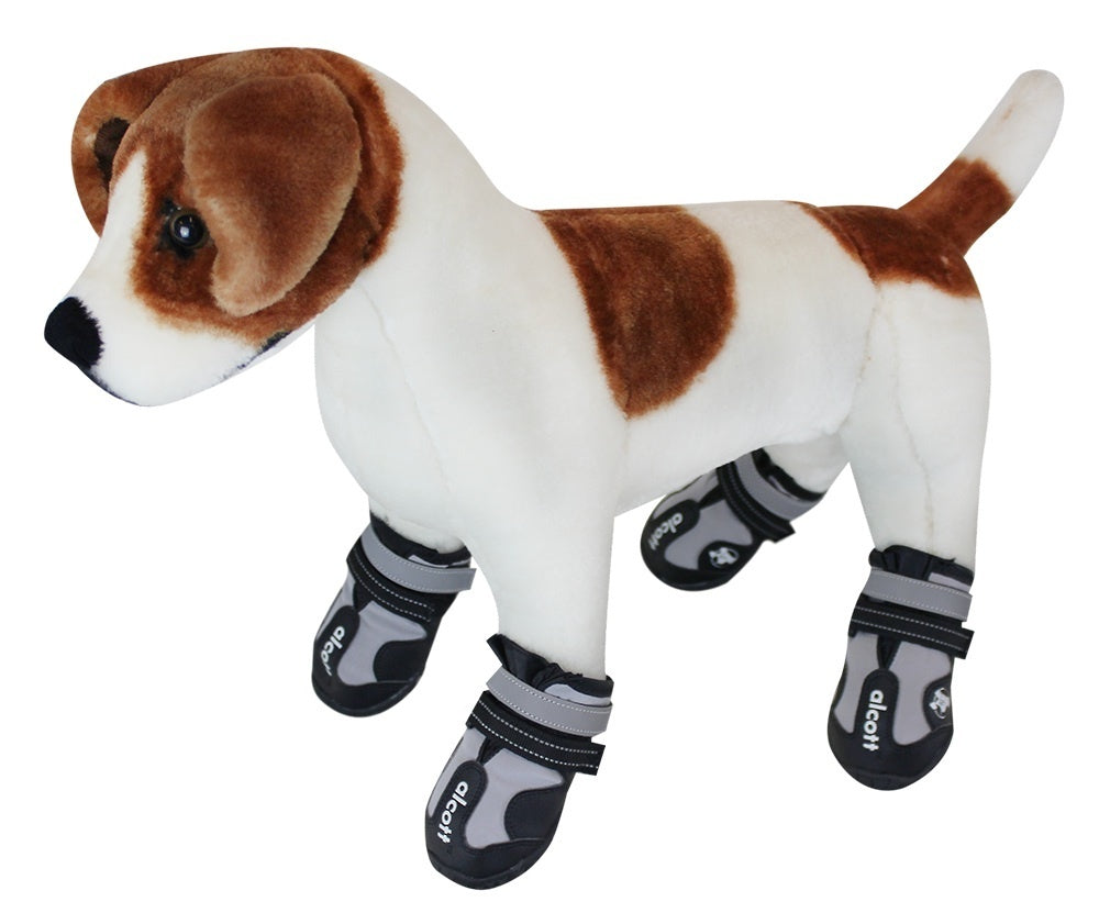 Stofftier Hund mit Abenteuerstiefeln