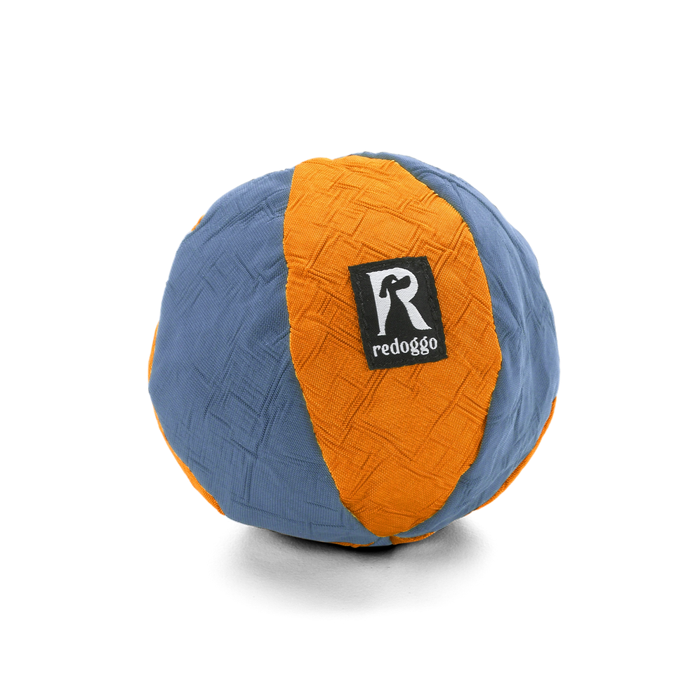 Redoggo Hundeball in Blau und Orange aus robustem Upcycling-Material mit sichtbarem Redoggo-Logo.