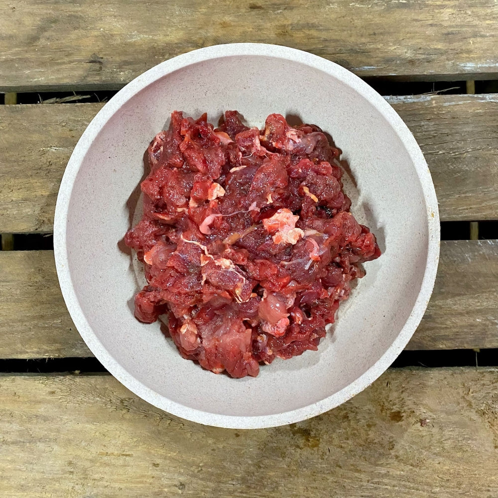 Schale mit rohem Hundefutter