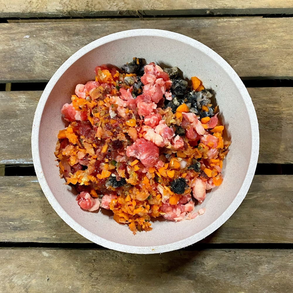 Schale mit rohem Fleisch und Gemüse