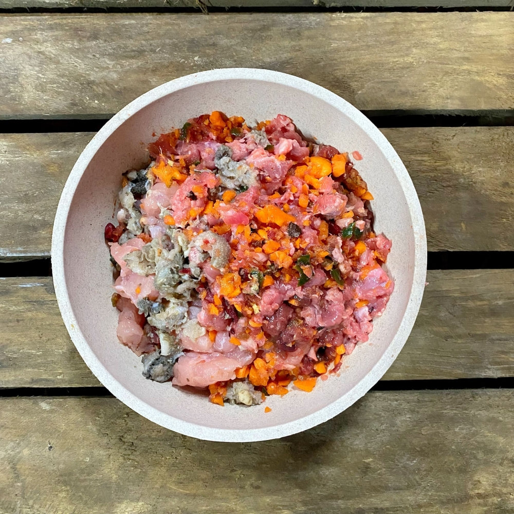 Schale mit rohem Fleisch und Gemüse