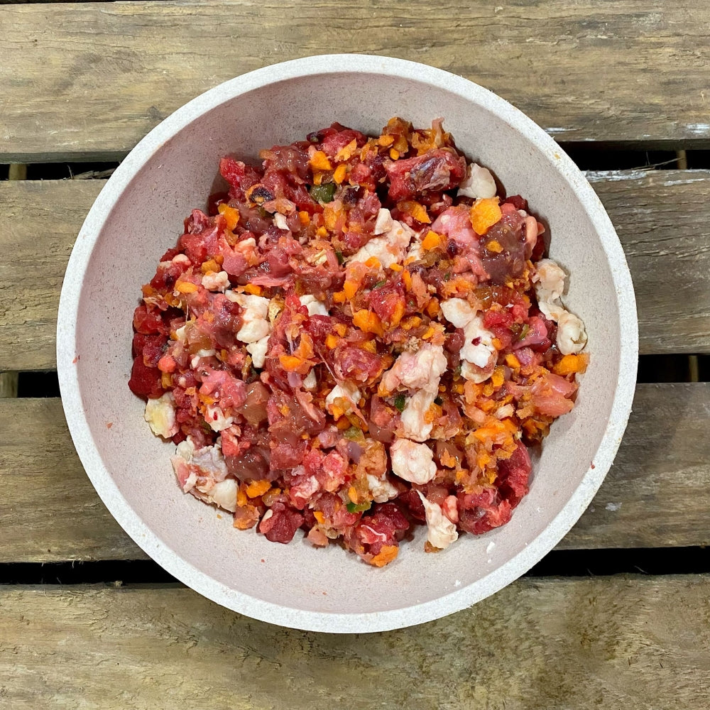 Schale mit rohem Hundefutter