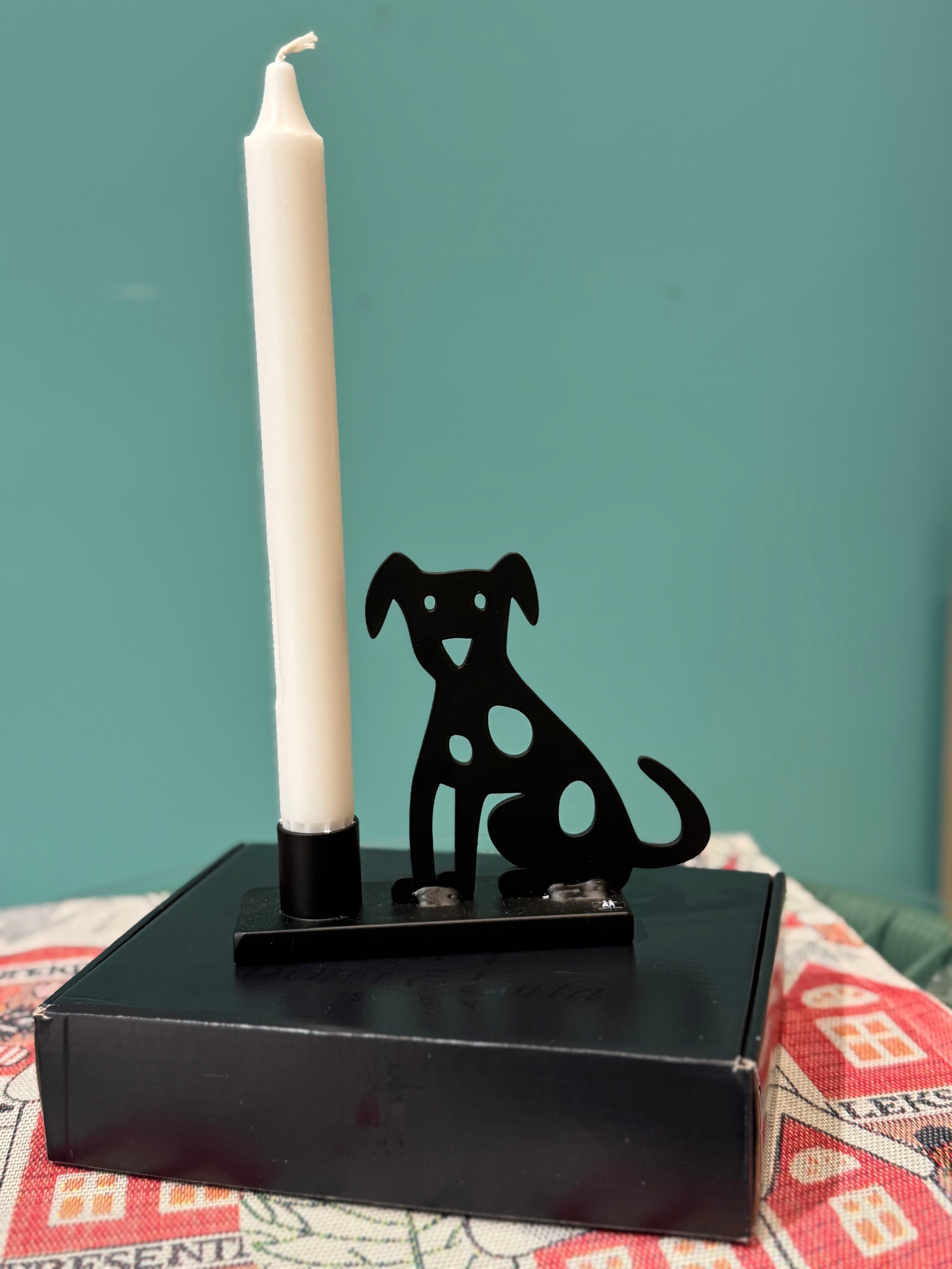 Schwarzer Kerzenhalter mit Hundemotiv aus Metall – dekorativer Design-Kerzenständer mit Stabkerze
