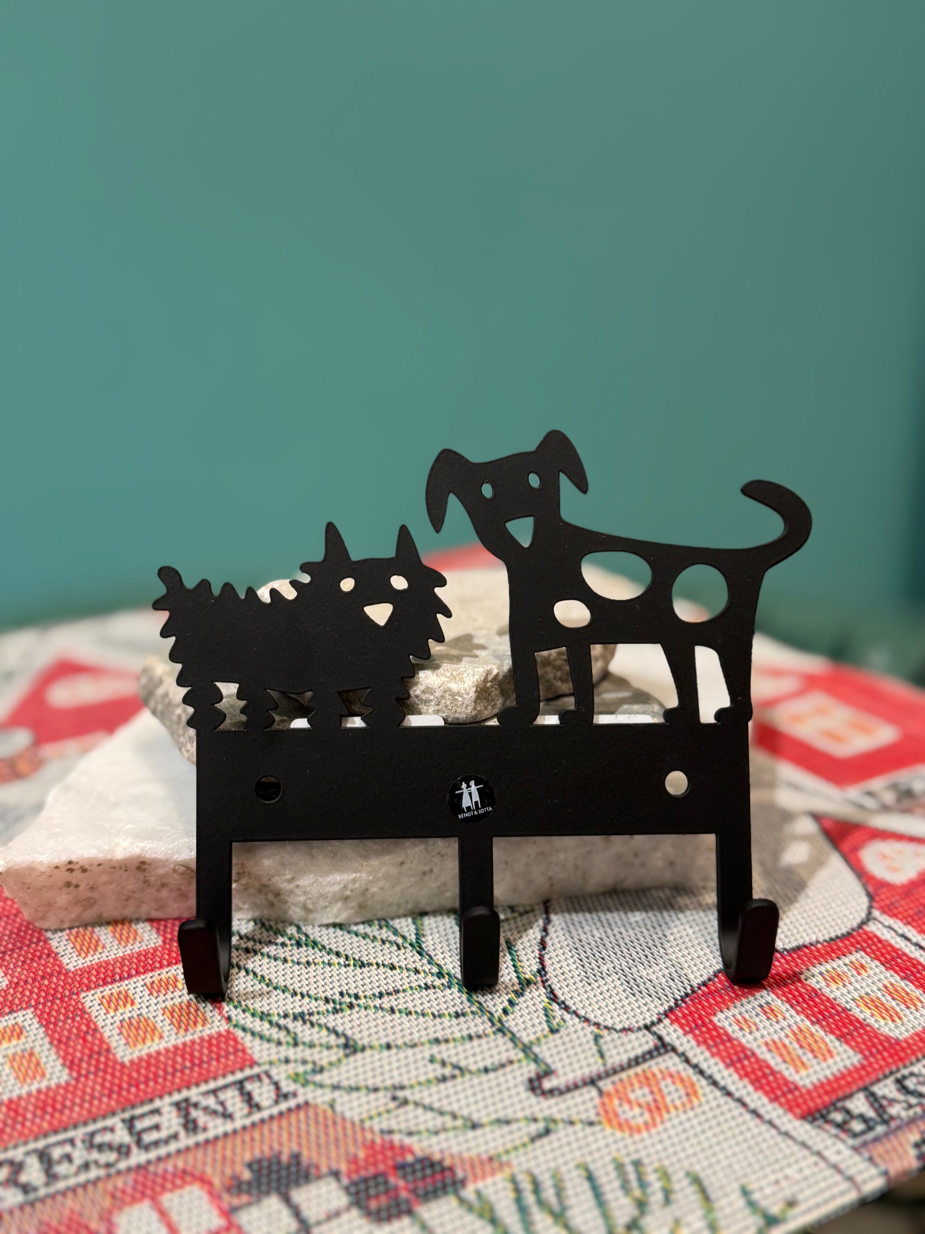 Bengt & Lotta Garderobenhaken mit Hundemotiv – schwarze Metallgarderobe mit zwei Hunden im skandinavischen Design

