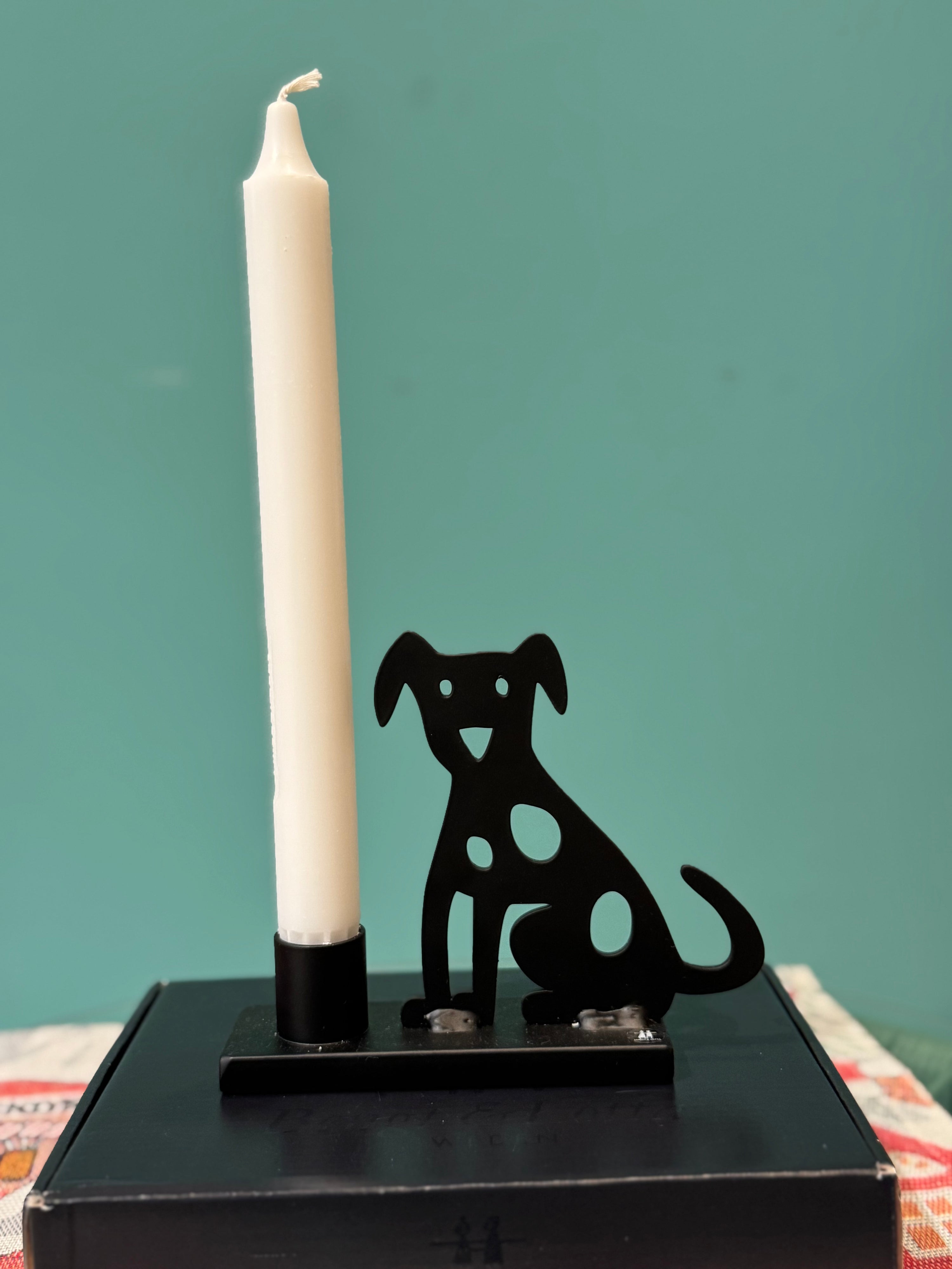 Schwarzer Kerzenhalter mit Hundemotiv aus Metall – dekorativer Design-Kerzenständer mit Stabkerze
