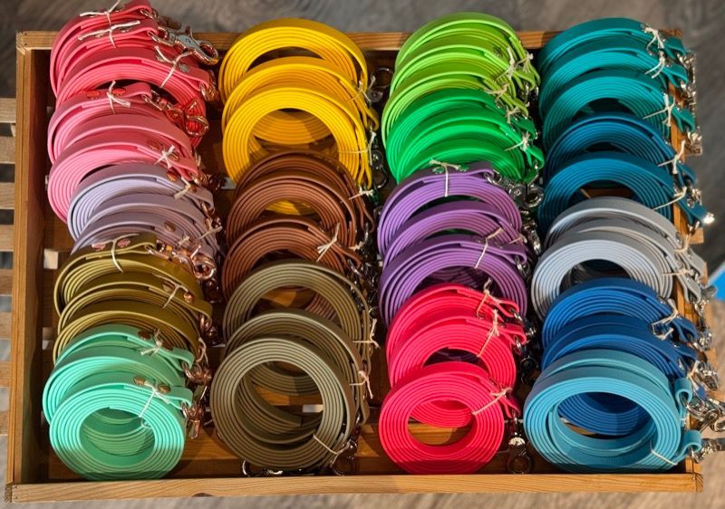 Kiste mit bunten Hundeleinen aus Biothane