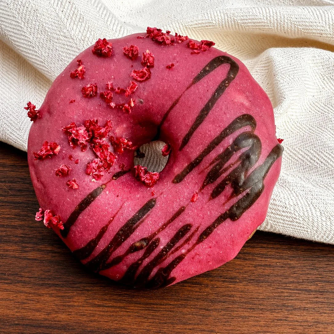 pinkfarbener Donut für Hunde in Nahaufnahme