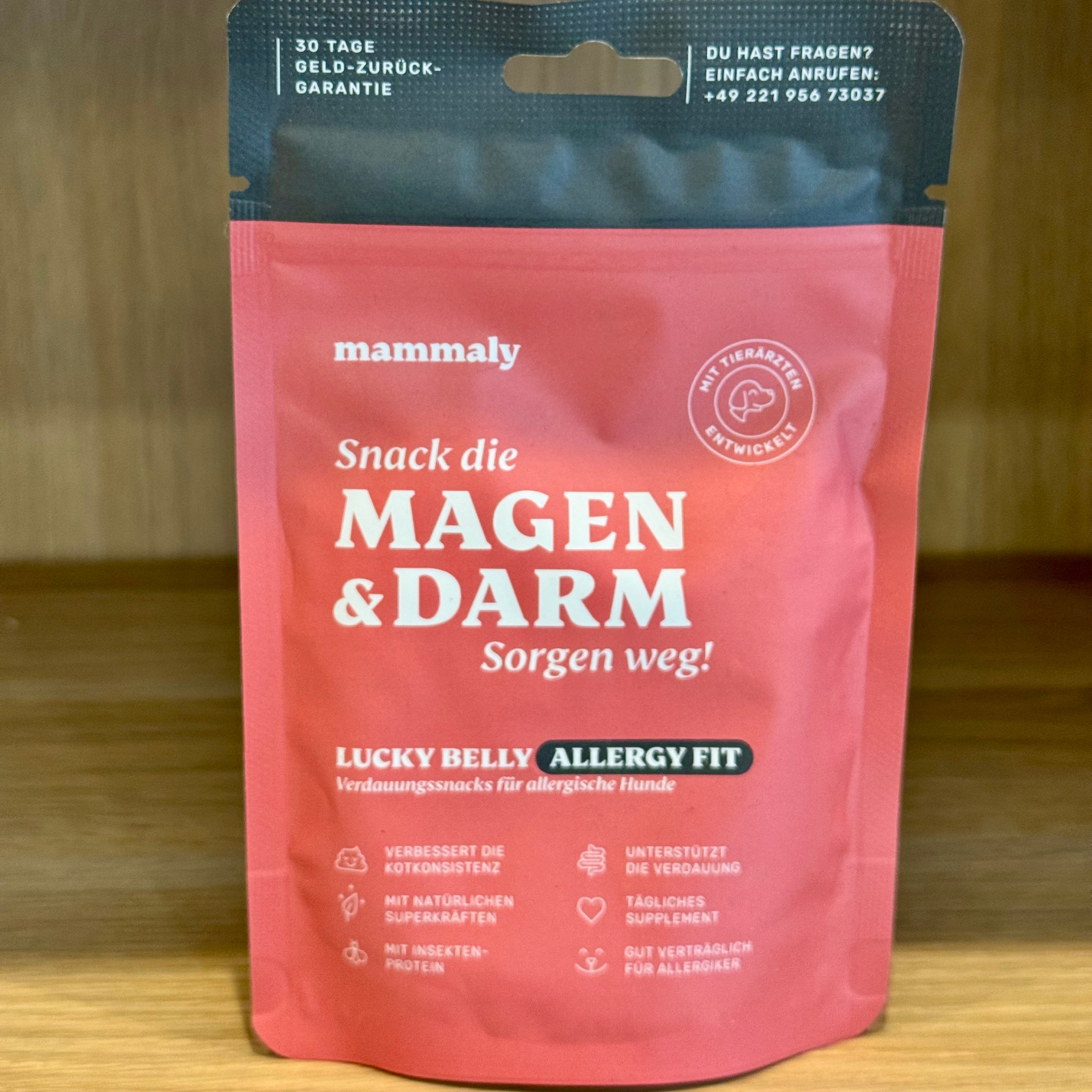 Rote Verpackung mit Nahrungsergänzungsmittel Snack gegen Magenprobleme der Firma Mammaly 