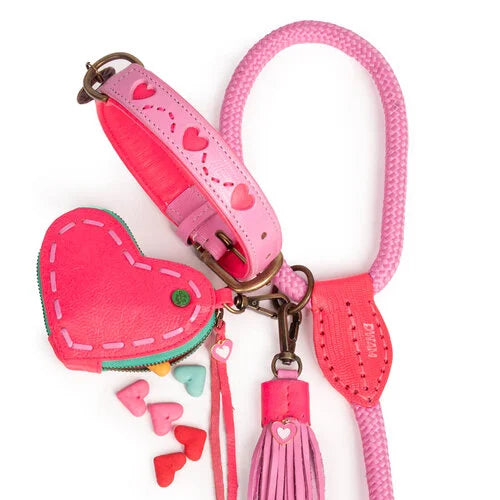 herzförmiger rosa Leckerlibeutel in Kombination mit rosa Halsband und Leine