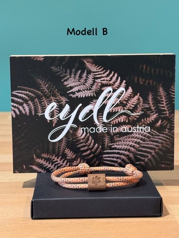 Schild Eydl und ocker-braunes Armband