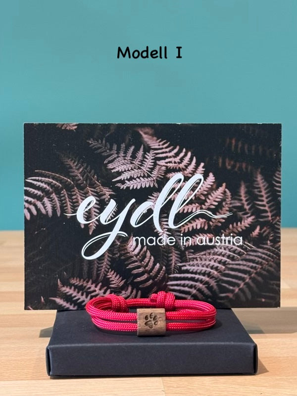 Schild Eydl und rotes Armband