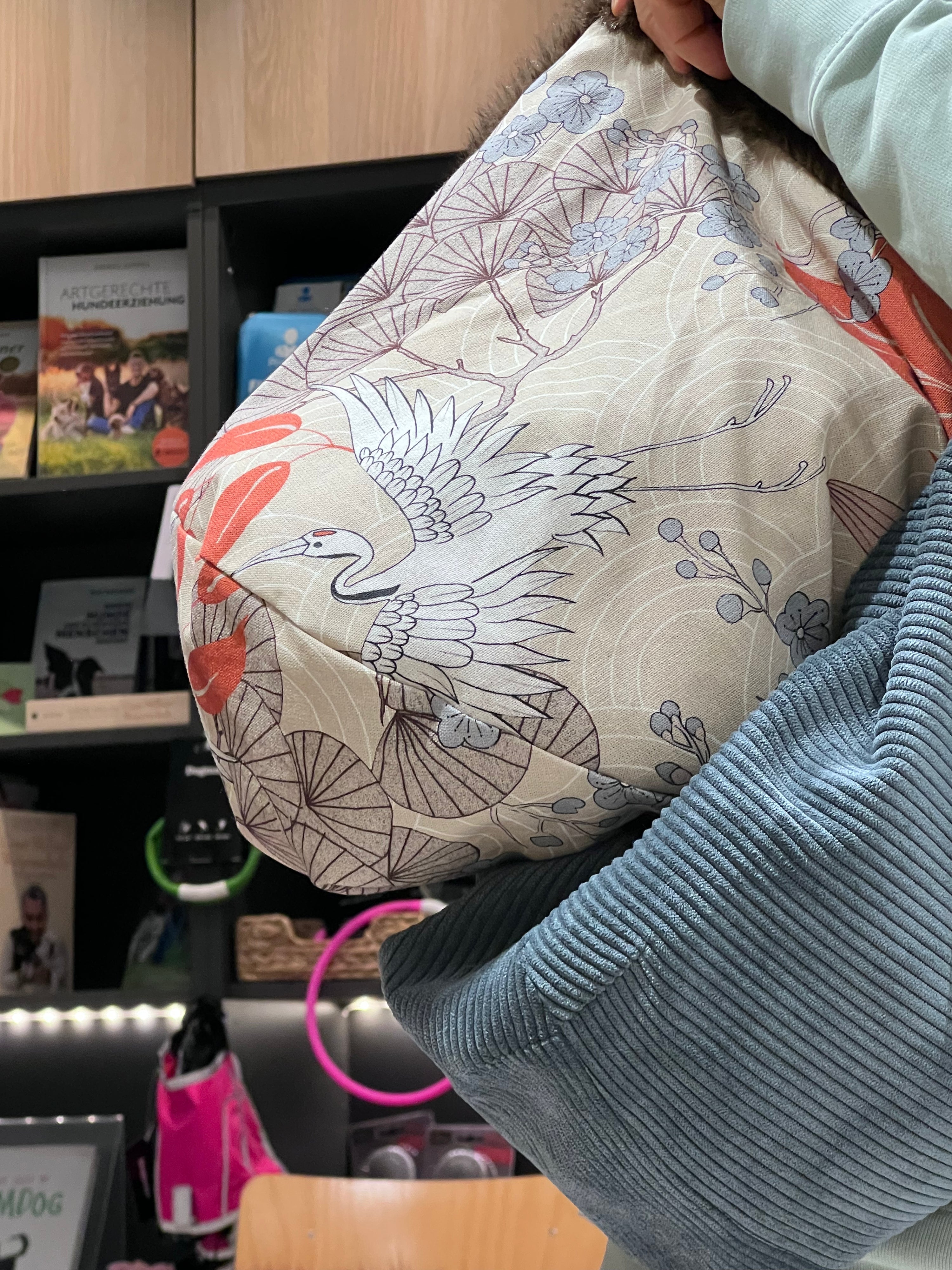 Filousion MiniCrossbag 2in1 Hundetasche in Blau Detail Innenfutter mit Kranichmuster