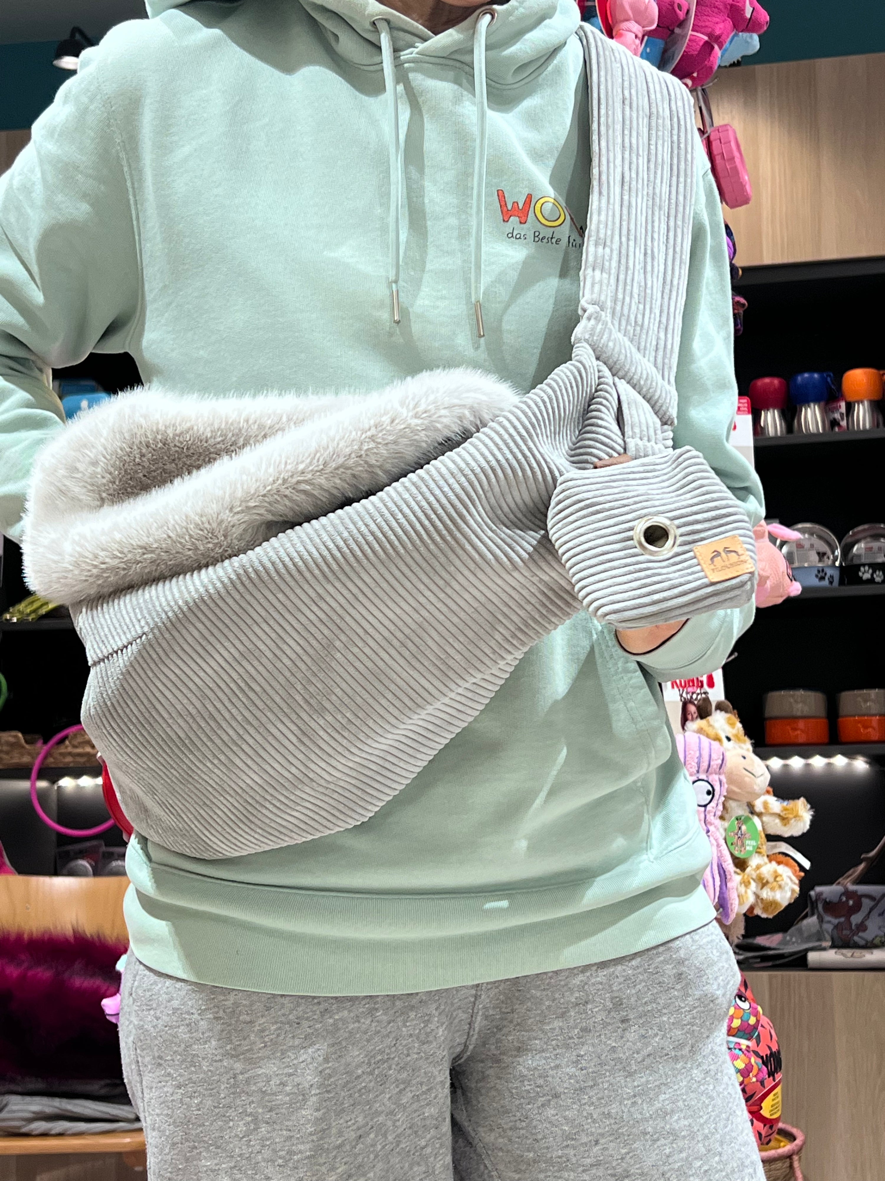 Filousion MiniCrossbag 2in1 Hundetasche in Grau Detail Leckerlibeutel