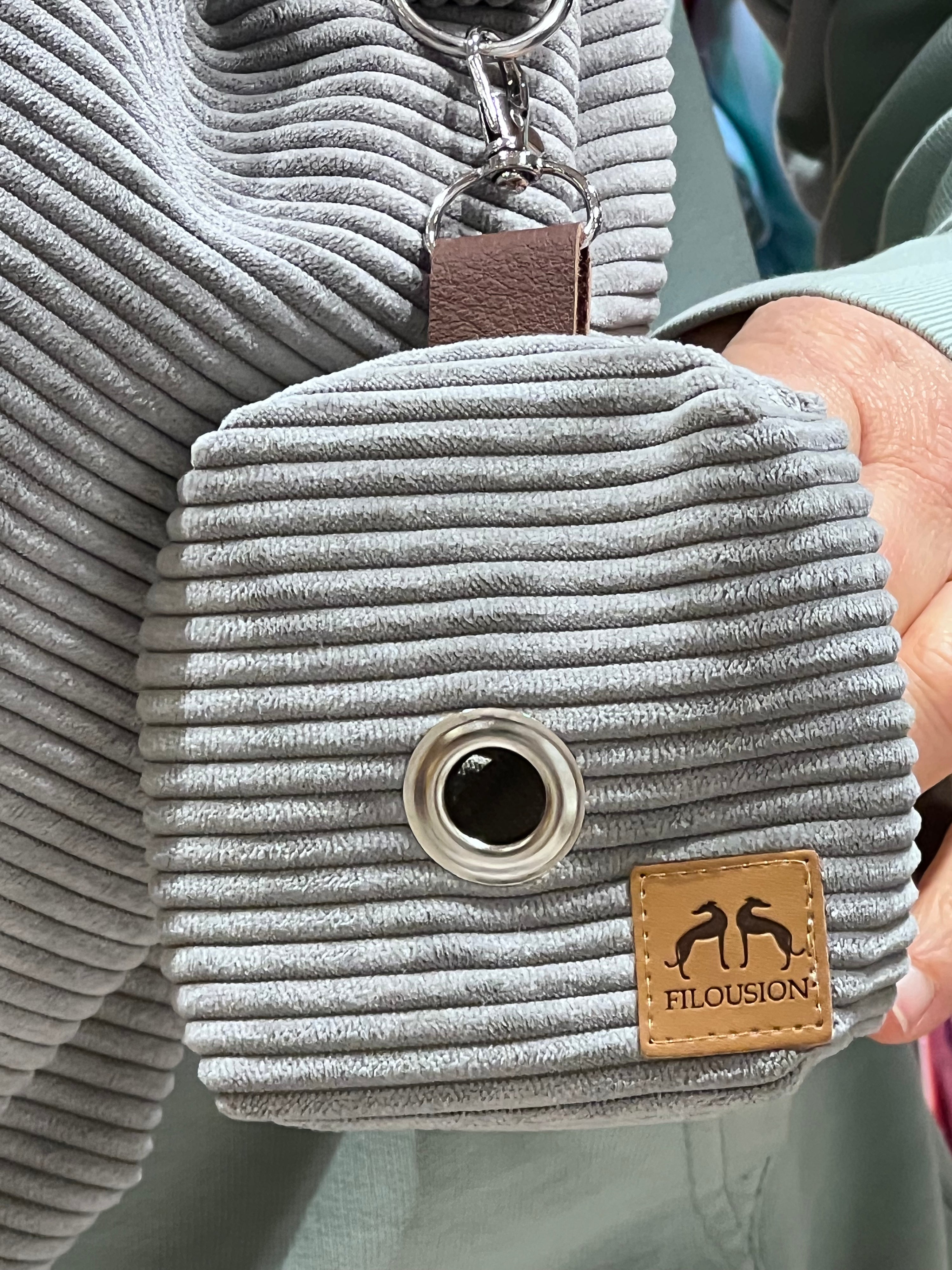 Filousion MiniCrossbag 2in1 Hundetasche in Grau Detail Leckerlibeutel