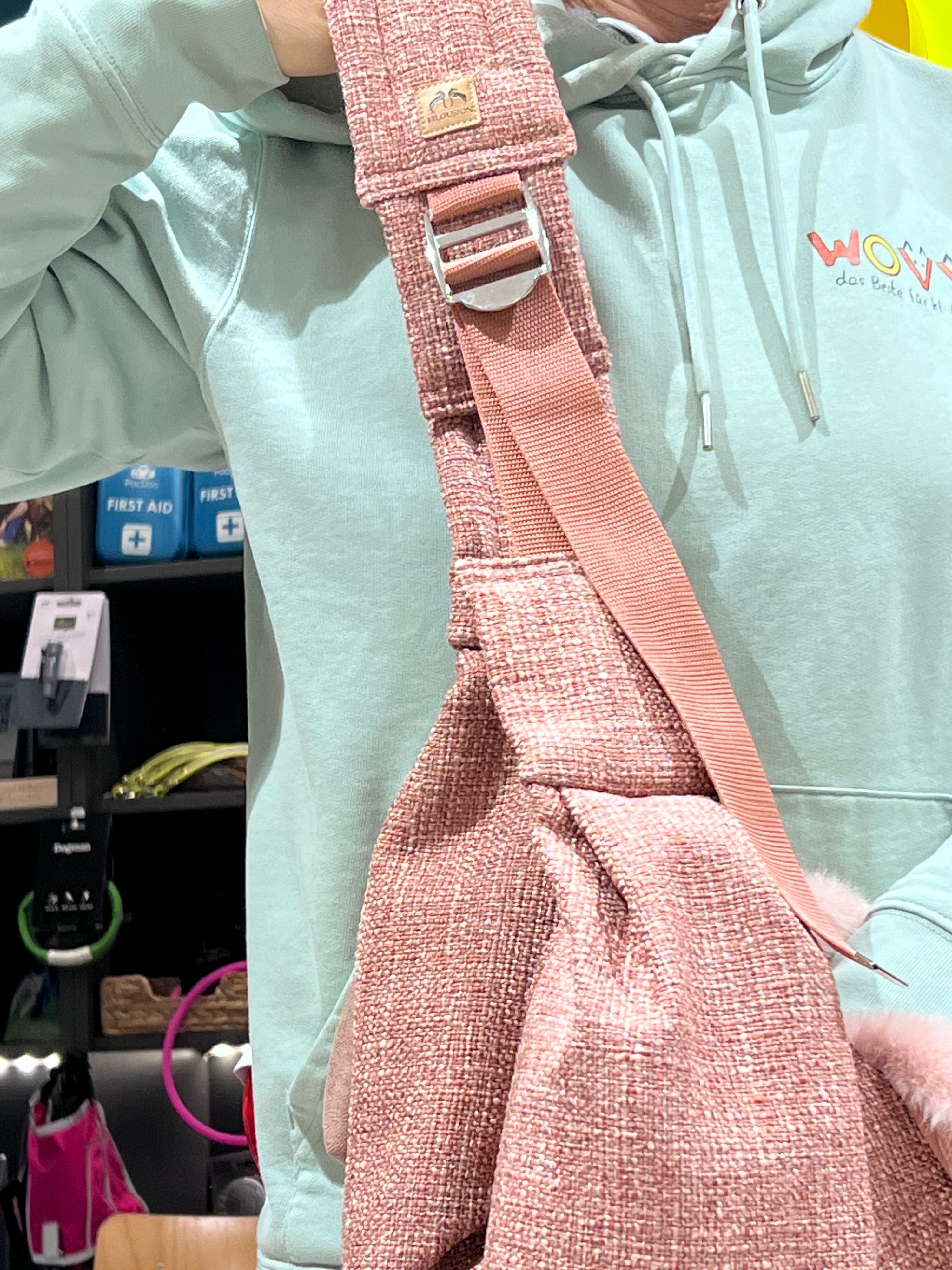 Filousion MiniCrossbag 2in1 Hundetasche in Rosa Detail Längenverstellung