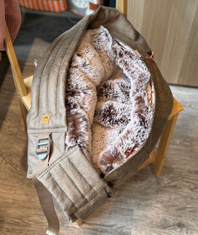 Umhängetasche für Hunde grau mit Kunstfell