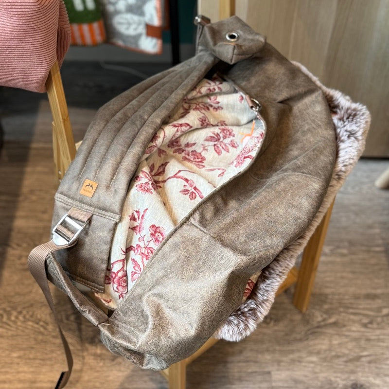 Umhängetasche für Hunde grau mit rosa gemusterten Innenbezug