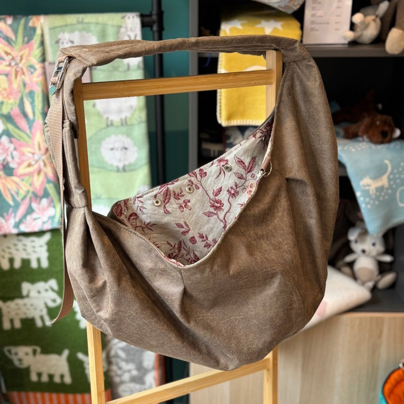 Umhängetasche für Hunde grau mit rosa gemusterten Innenbezug, hängende