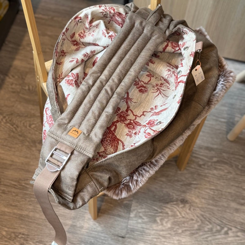 Umhängetasche für Hunde grau mit rosa gemusterten Innenbezug