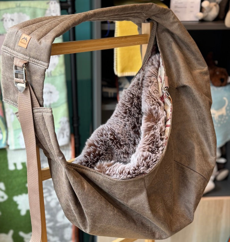 Umhängetasche für Hunde grau mit Kunstfell hängend