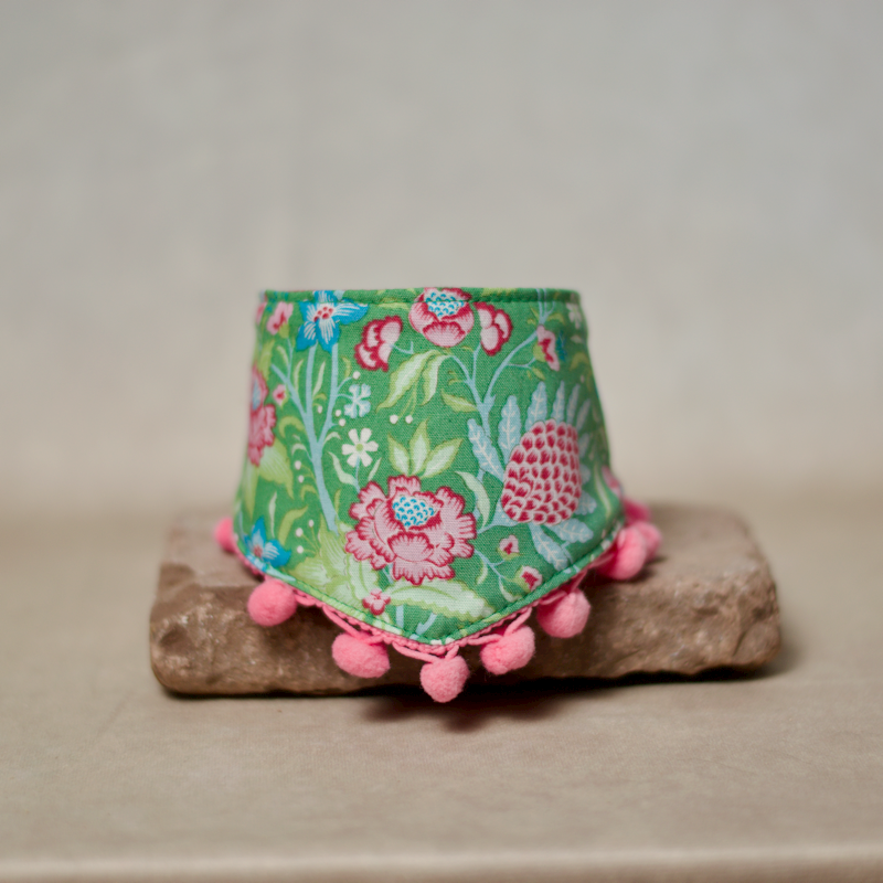Filousion_Halstuch_Blumen_grün und rosa Bommeln