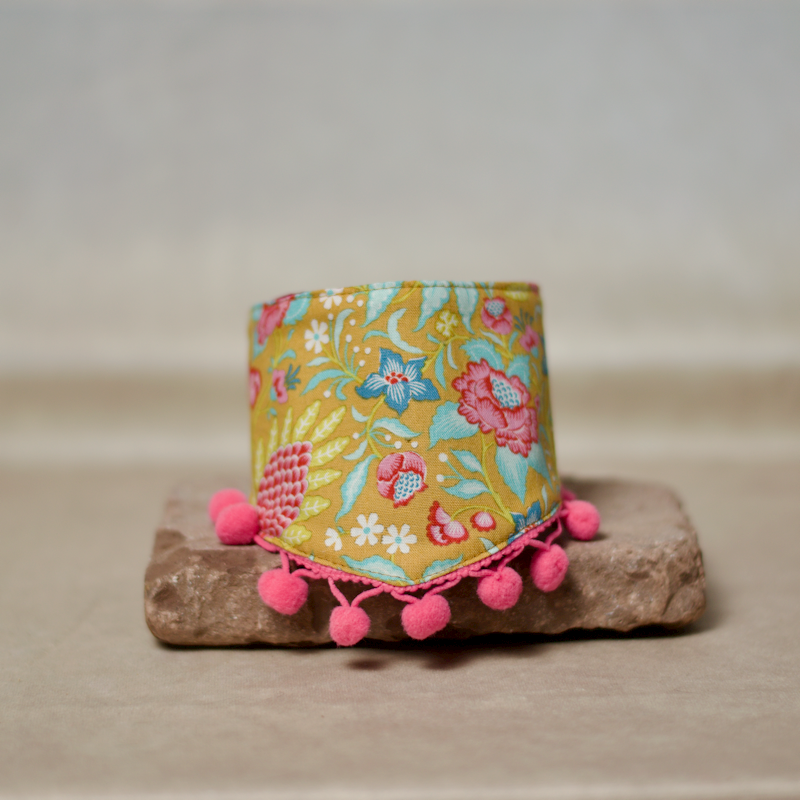 Filousion_Halstuch_Blumen_gelb und roten Bommeln