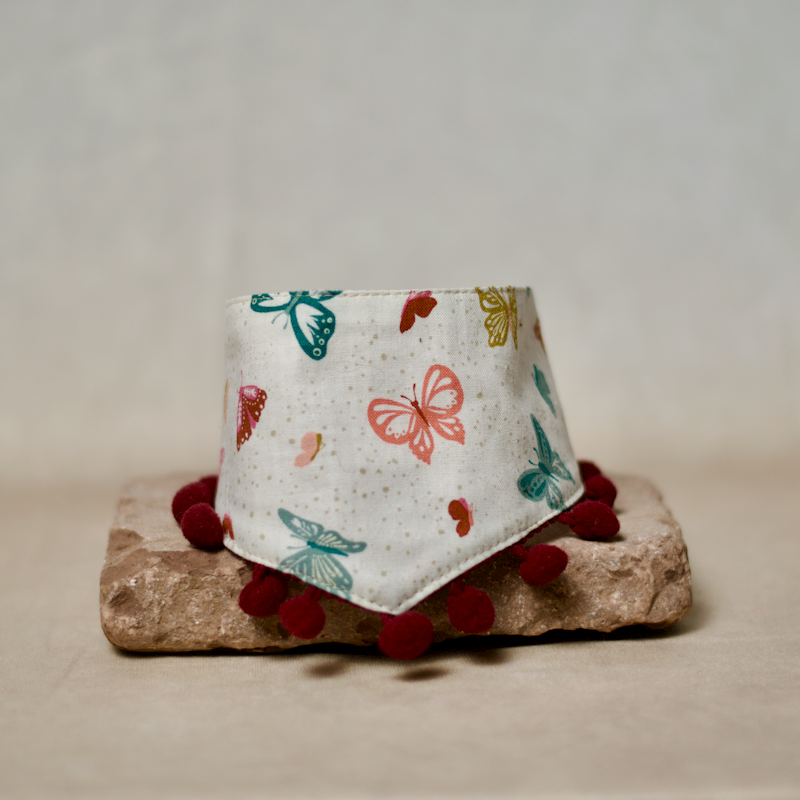 Filousion_Halstuch_Schmetterlinge_weiß und braunen Bommeln