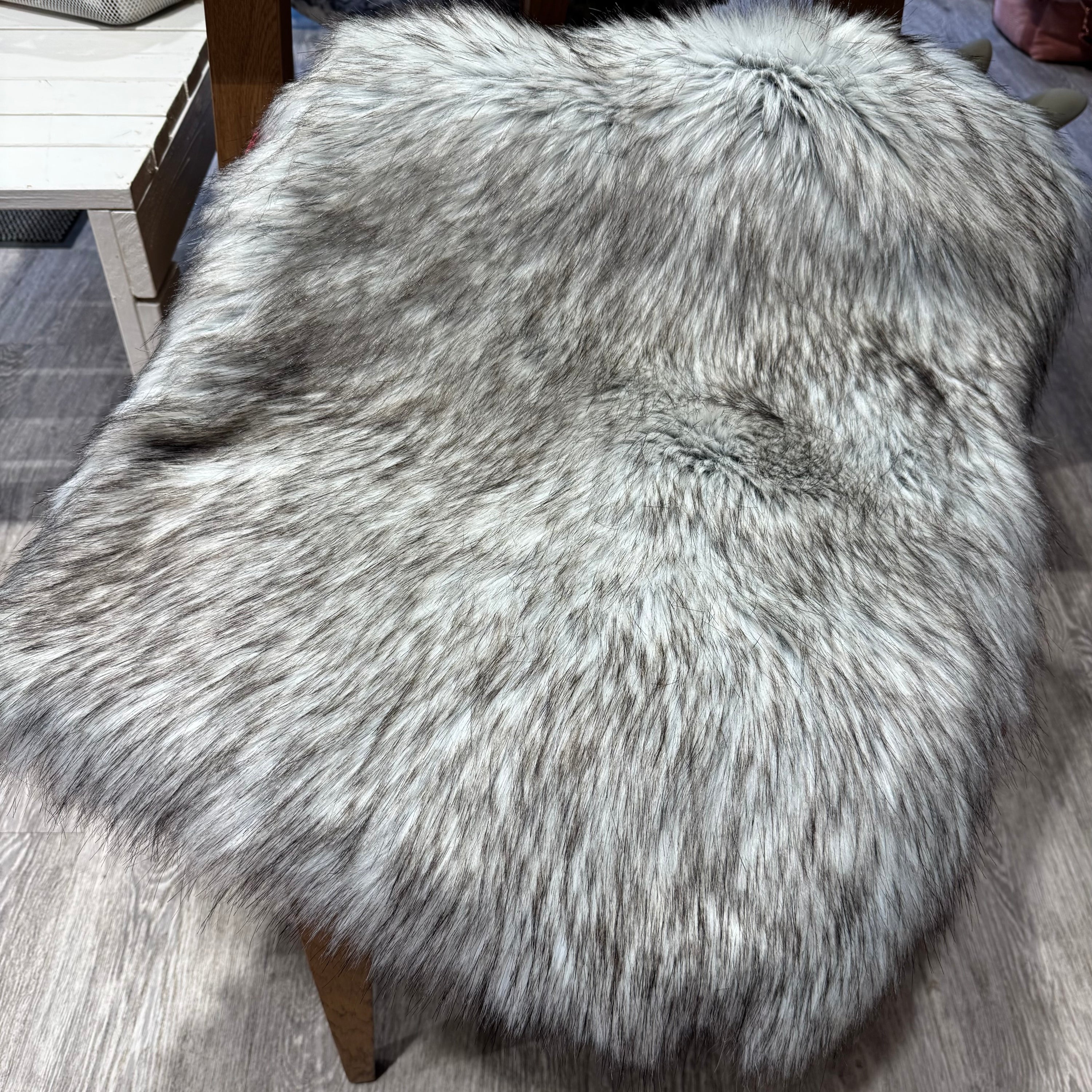 Eine Hundedecke mit Kustfell auf einem Stuhl 