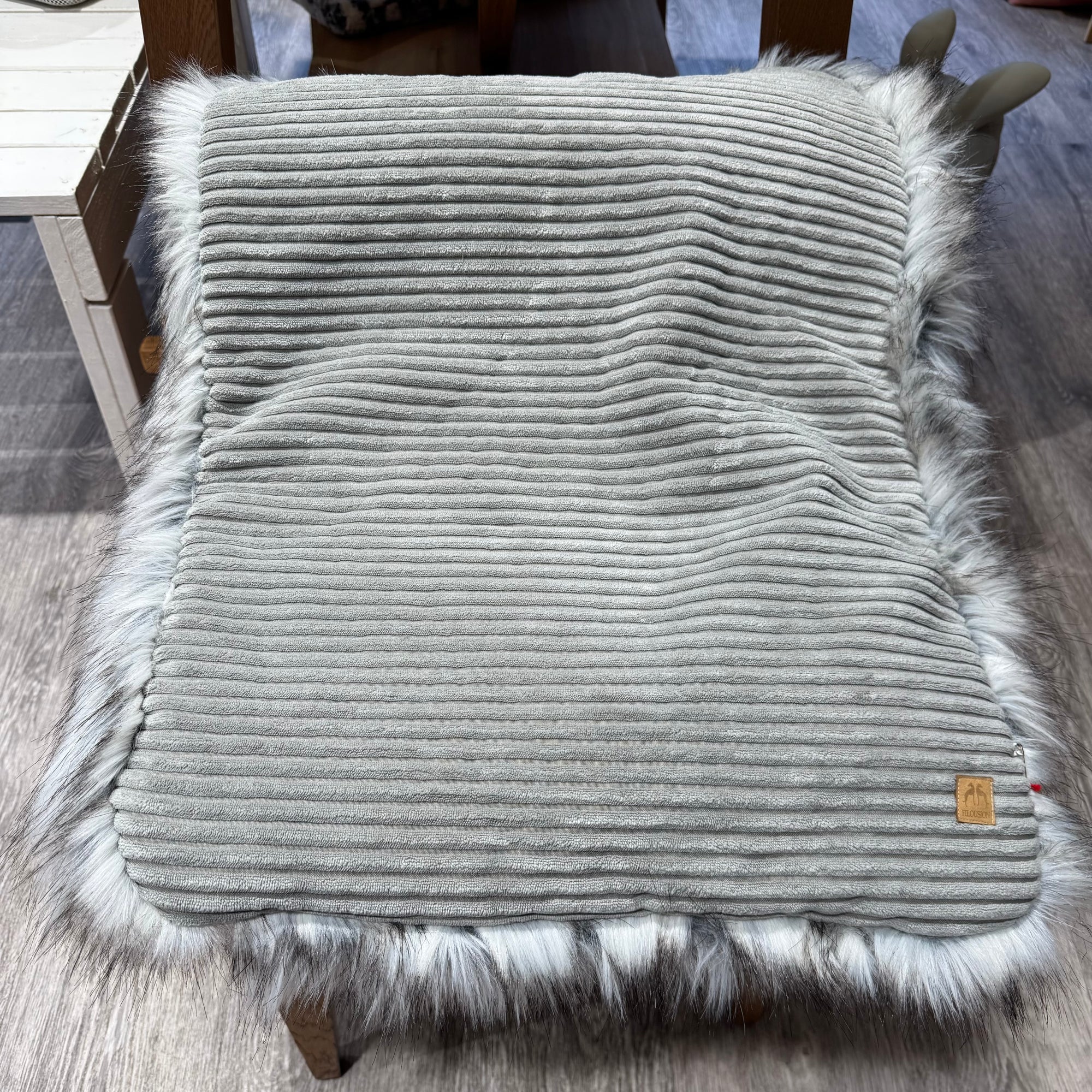 Eine Hundedecke in Cord und Kunstfell für Hunde von der Marke Filousion 