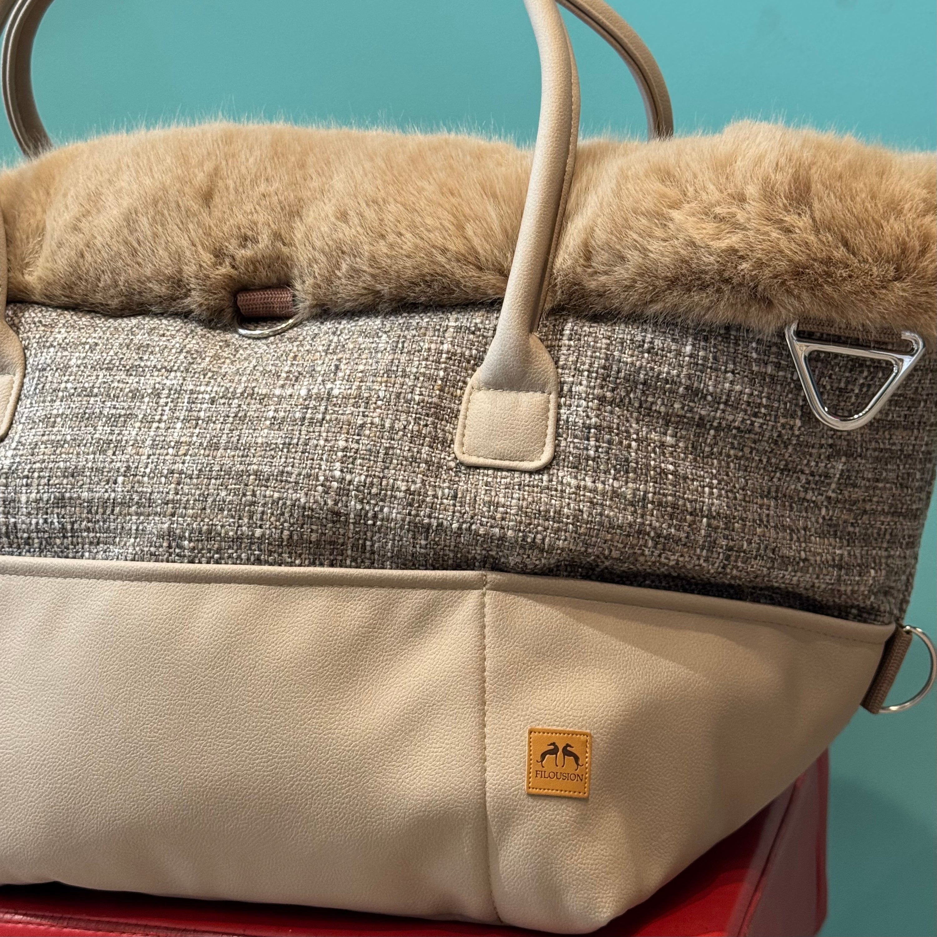 Einen Ausschnitt einer Hundetasche mit Kunstfell, Kunstleder und Boucle 