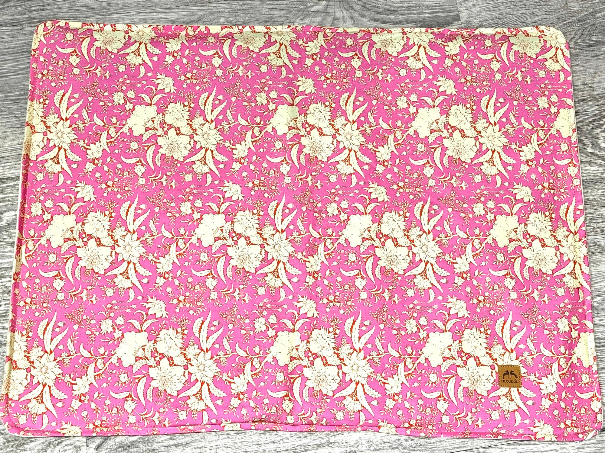 Eine Filousion Kühldecke 50x65 cm für Hunde 