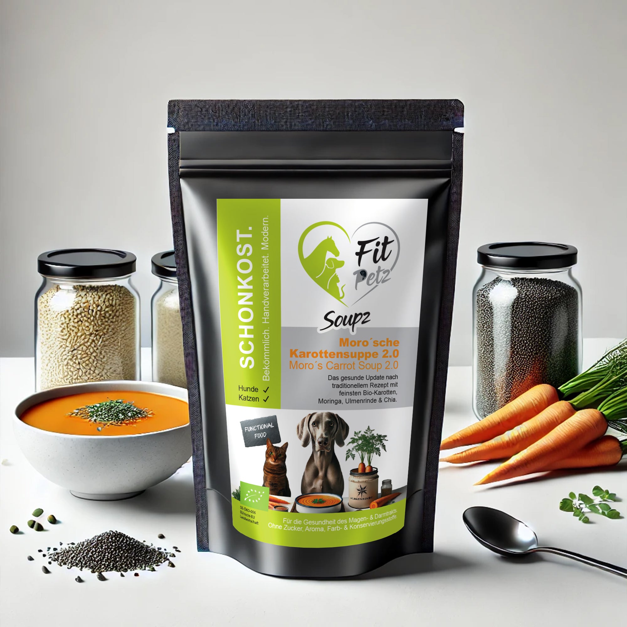 Schwarzer Beutel mit Möhrensuppe auf einem Tisch mit  einem Bund Möhren und 3 verschiedenen Pulvern in den Inhaltsstoffen Gläsern und einer Schale Möhrensuppe.