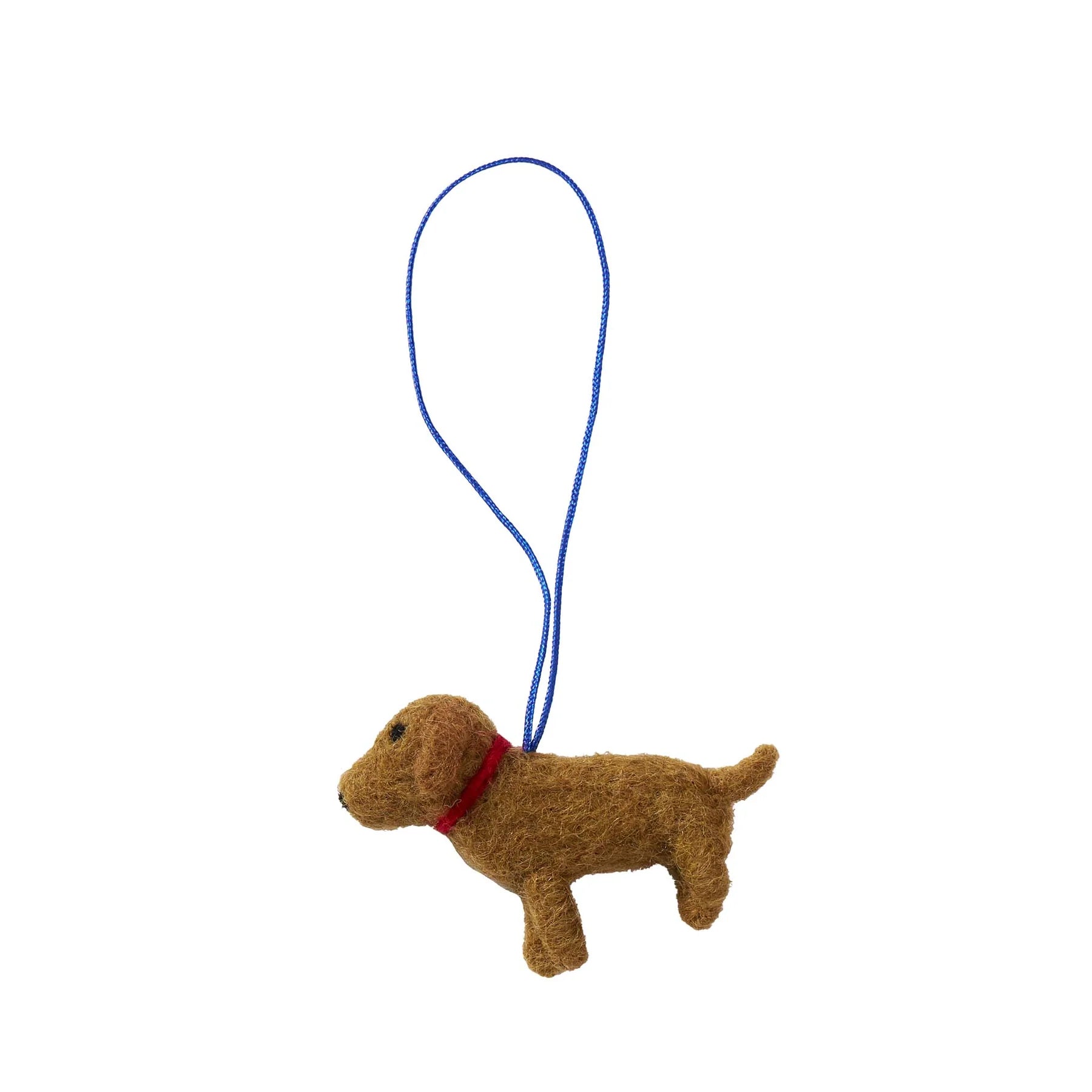 Brauner Filzhund-Anhänger mit rotem Halsband und blauer Aufhängeschnur, dekorativer Tieranhänger aus Wollfilz.