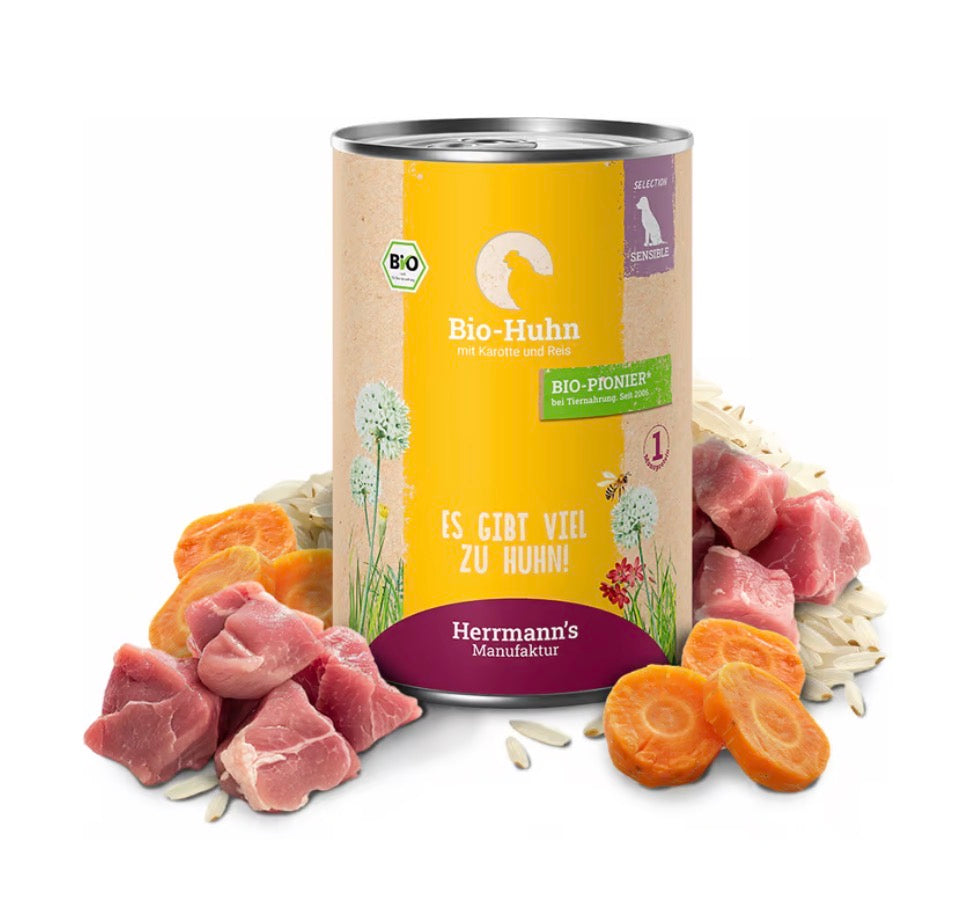 Eine Hunde- fNassfutter Dose von der Sorte Huhn mit Karotte und Reis mit Zutaten abgebildet