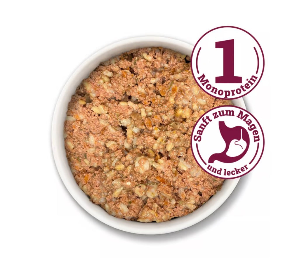 Einen Hundenapf mit dem Nassfutter von Herrmann‘s Huhn mit Karotte und Reis 