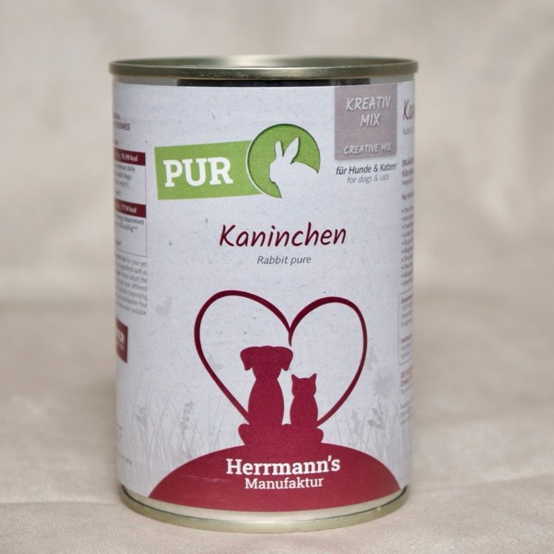 Dose Hundefutter mit Herrmanns BIo Kaninchen. Abbildung sitzender Hund neben sitzender Katze umrahmt von einem Herzen