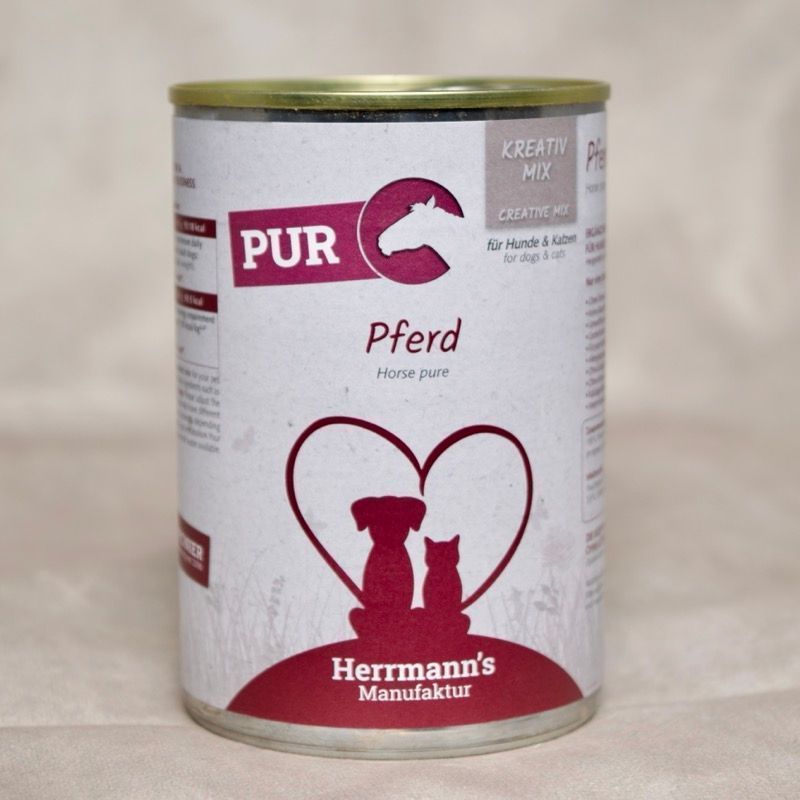 Dose Hundefutter mit Herrmanns Pferd Reinfleisch. Abbildung sitzender Hund neben sitzender Katze umrahmt von einem Herzen