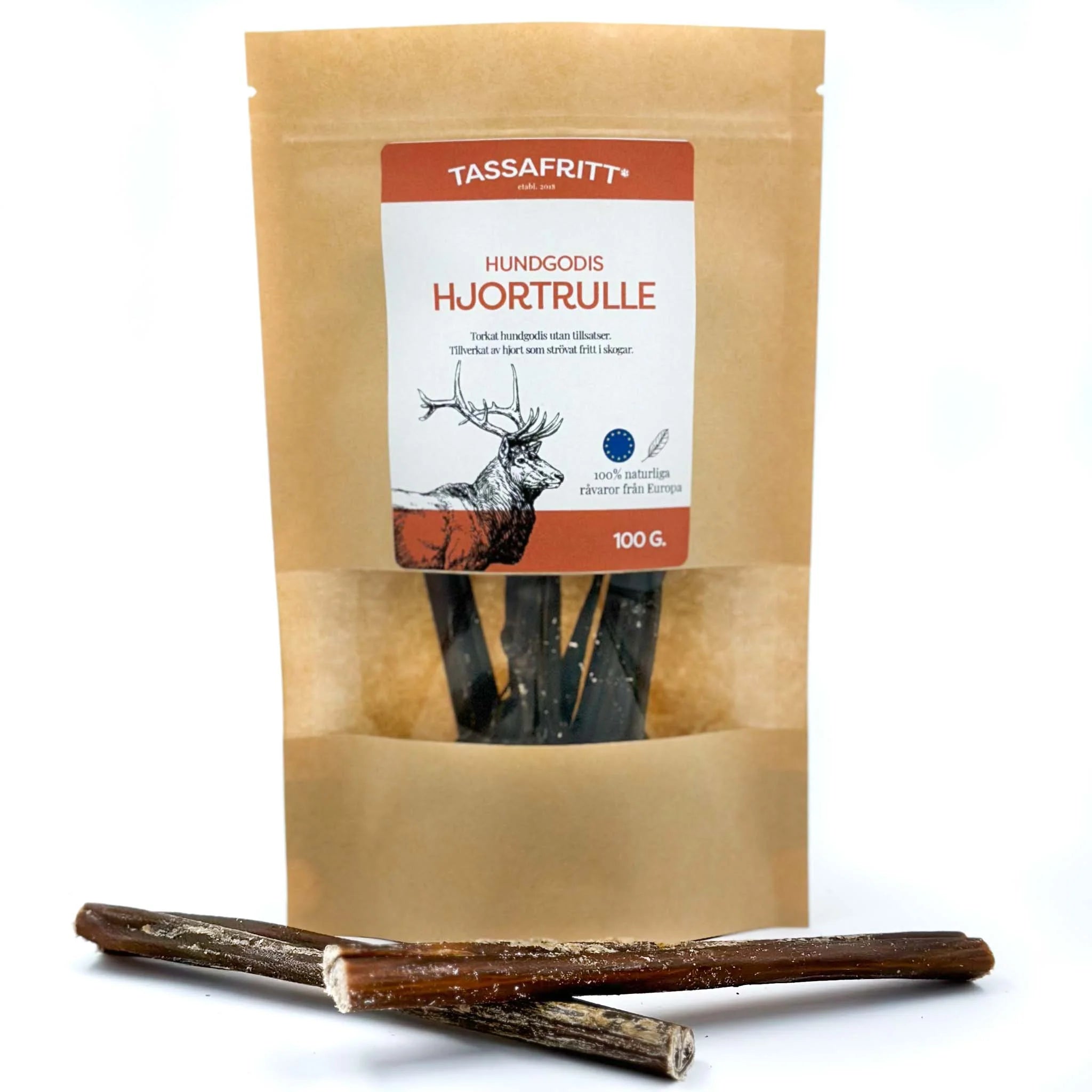 braune Tüte mit Sichtfenster und rostbraun-weißem Label mit gezeichnetem Hirsch. Davor 2 Rollen Hirsch Kaurollen