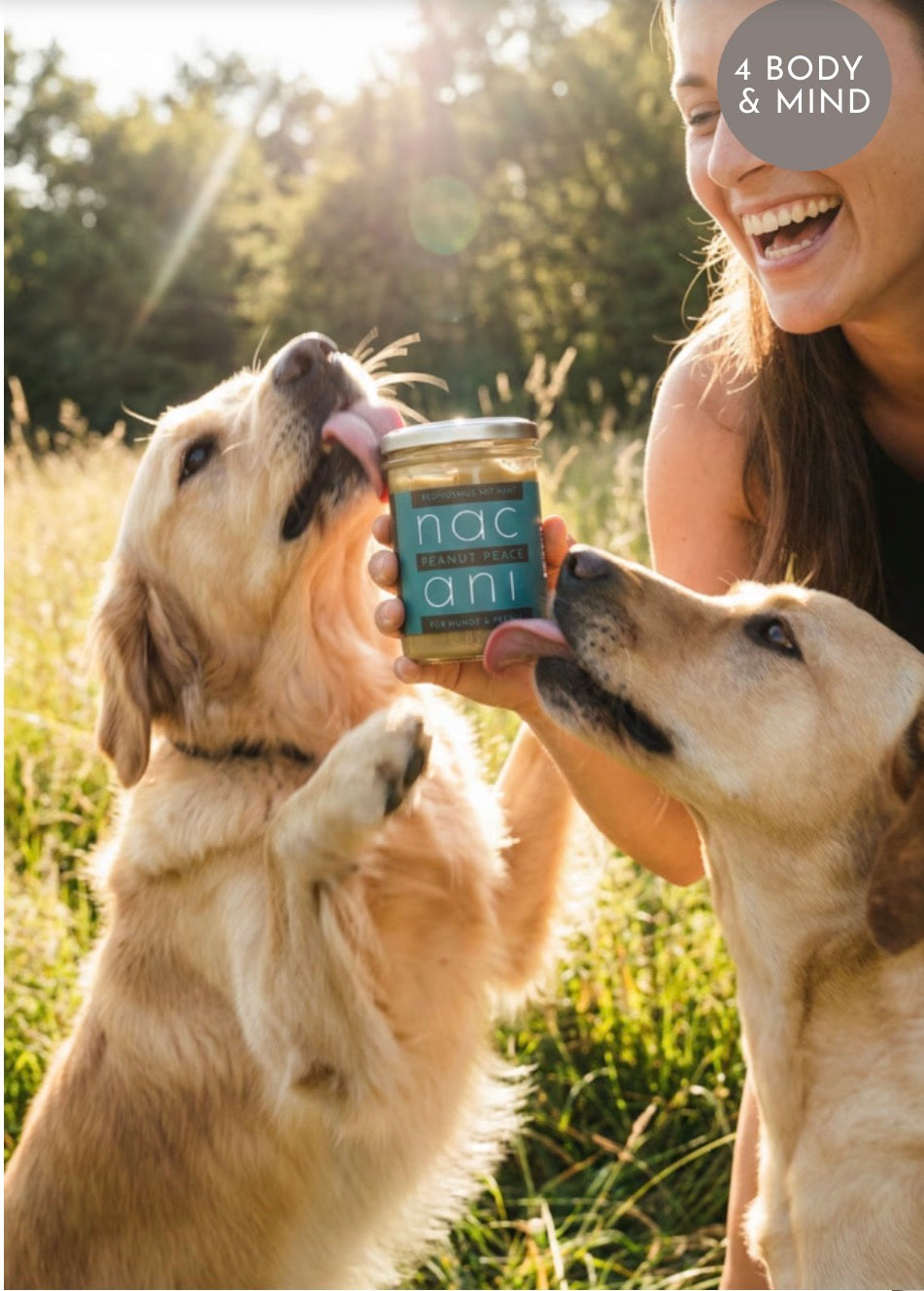 2 Hunde die an Nacani Peanut Peace schlecken 