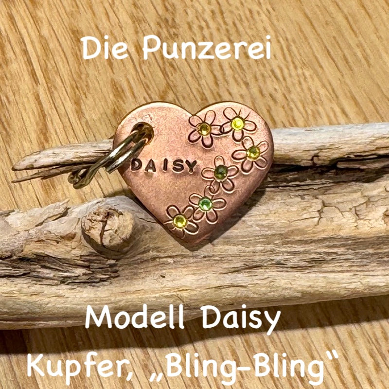 Handgepunzte Hundemarke aus Kupfer mit Namen „Daisy“ herzförmiges Design  mit Blumen und glitzernden Steinen an Schlüsselring befestigt