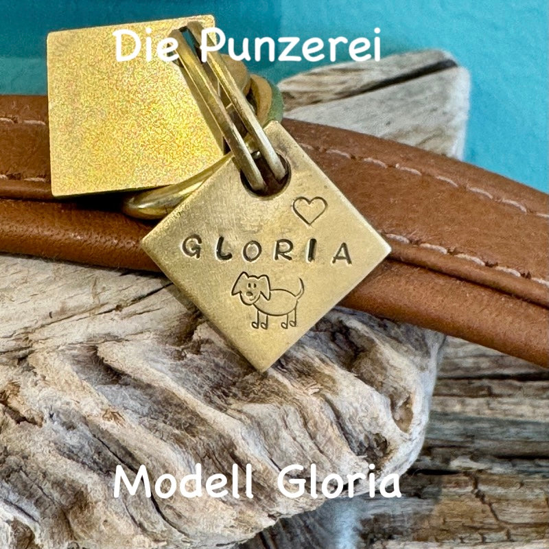 Handgepunzte Hundemarke aus Messing mit Namen „Gloria“ quadratisches  Design an Schlüsselring befestigt